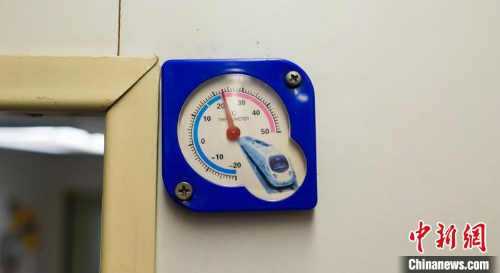 空调车内温度超20摄氏度。　刑玉博 摄