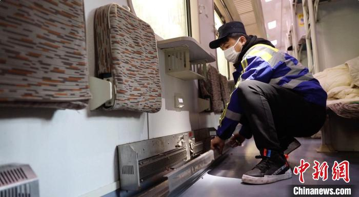 铁路工作人员在查验空调管线。　李玉祥 摄
