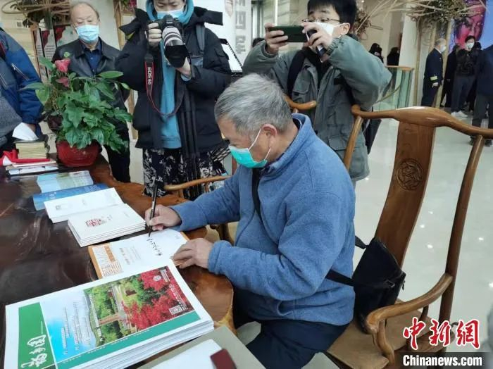 陈训如教授从昆明赶来追思恩师。　陈静 摄