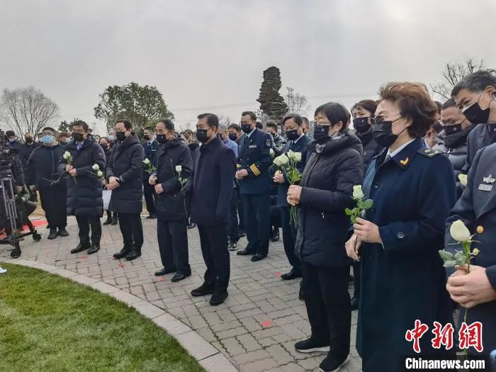 全体家属及来宾依次上前鞠躬致敬并献花。　陈静 摄