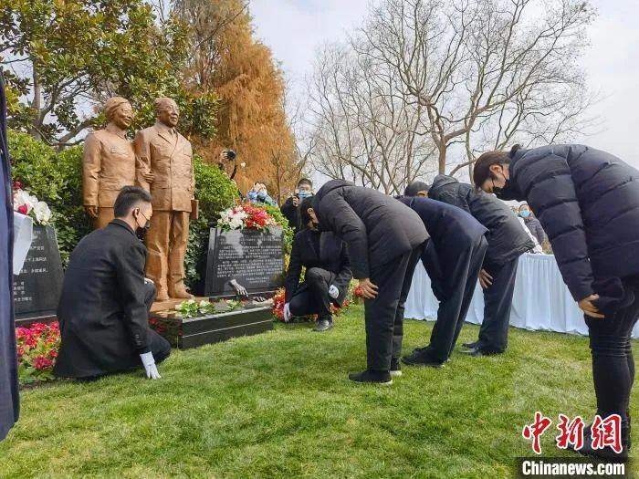 吴老亲人献花。　陈静 摄