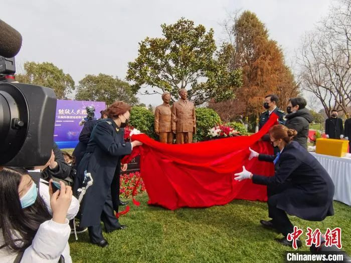 吴孟超伉俪铜像揭幕。　陈静 摄