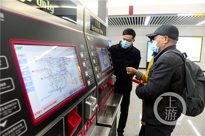 ▲市民体验鲤鱼池站购票机