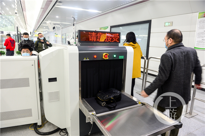 ▲市民体验鲤鱼池站安检