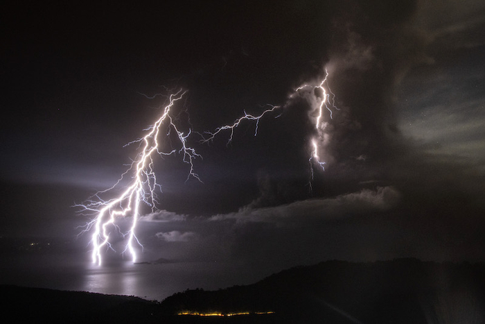 2020年1月12日，菲律宾塔阿尔火山爆发，天空被火山灰包围。