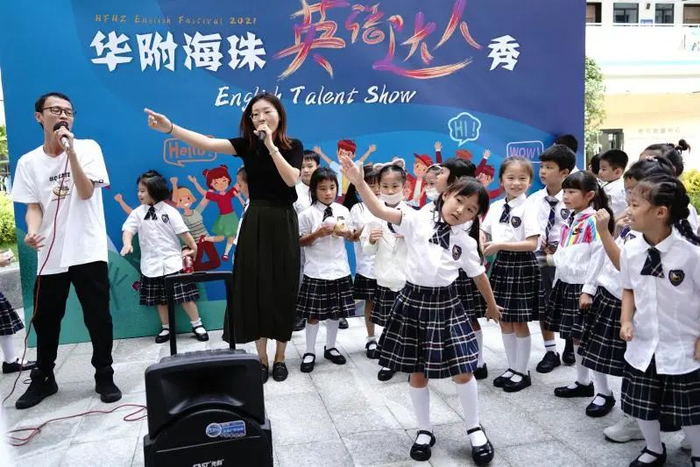 课程活动化，活动课程化。缤纷的主题活动已经成为亮丽的风景线。图为首届英语文化节“英语达人秀”表演