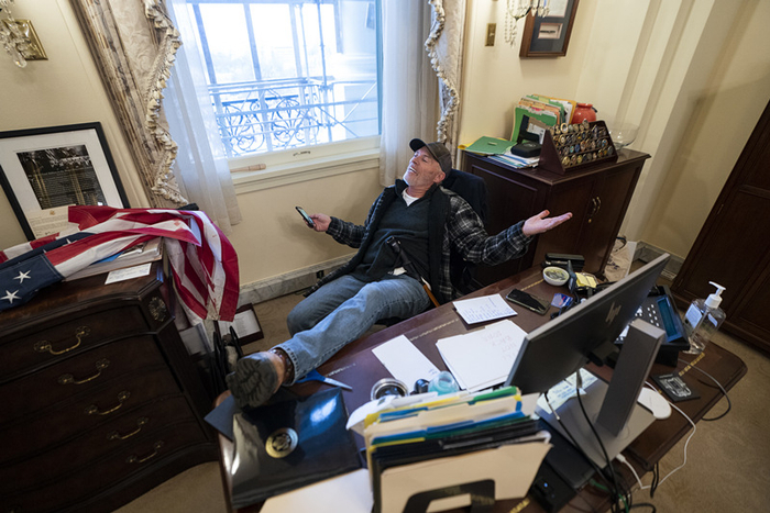 佩洛西办公桌被“占领” &nbsp;图源：澎湃影像