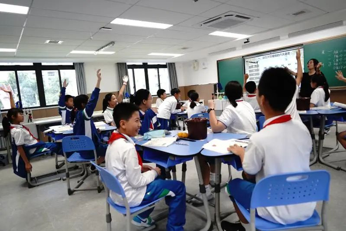  实施小班化教学，通过分层教学、高效课堂等实现“绿色高分数”