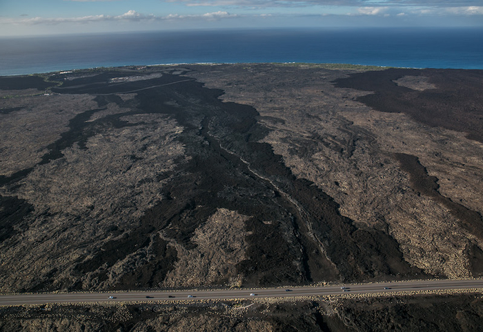 莫纳罗亚火山喷发后冷却的熔岩