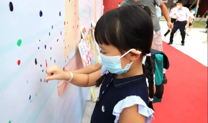 小朋友们找到自己所在班级，并在指纹签名墙印上指印。（资料图） 重庆科学城高桥学校供图