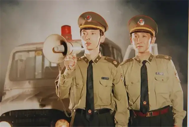 1995年,冯小刚编剧,喜剧三剑客合体,调侃中国球迷是受虐狂