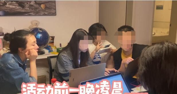 王石跟娇妻穿情侣服出游，一家三口隔老远，袁弘家手牵手很幸福！-王石的媳妇