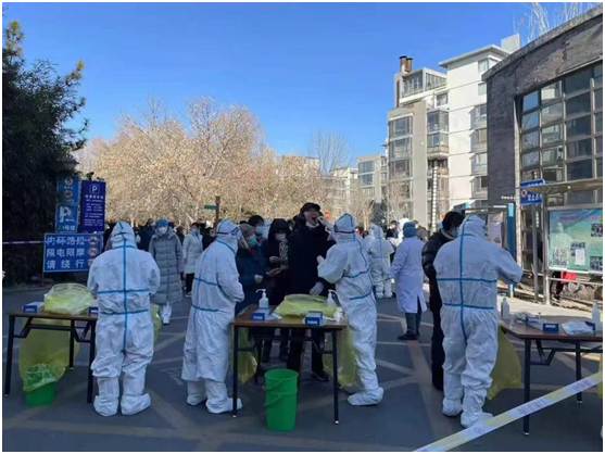 物业人员协助医护人员对小区全员进行核酸检测。图片来源 受访者供图