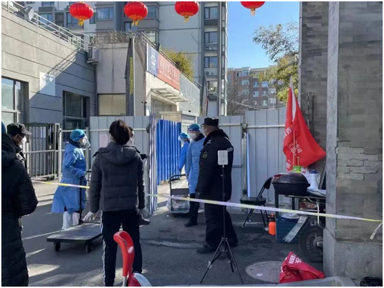 物业人员配合政府部门对小区进行封控管理。图片来源 受访者供图