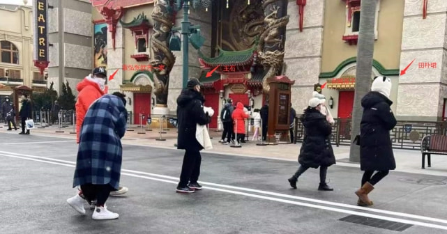王石跟娇妻穿情侣服出游，一家三口隔老远，袁弘家手牵手很幸福！-王石的媳妇