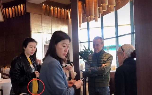 王石跟娇妻穿情侣服出游，一家三口隔老远，袁弘家手牵手很幸福！-王石的媳妇