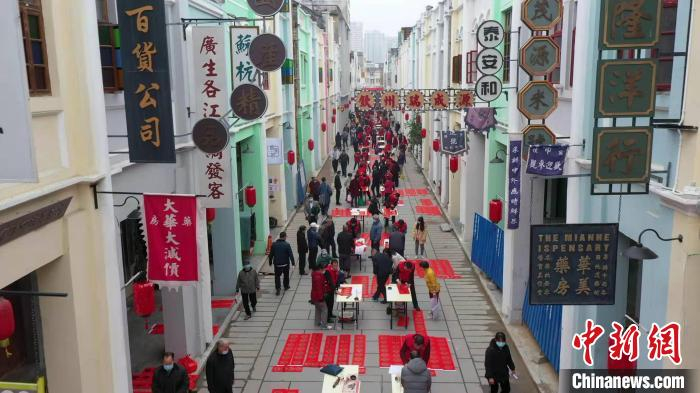 文艺志愿者在钦州老街为市民免费写春联 刘宇翔 摄