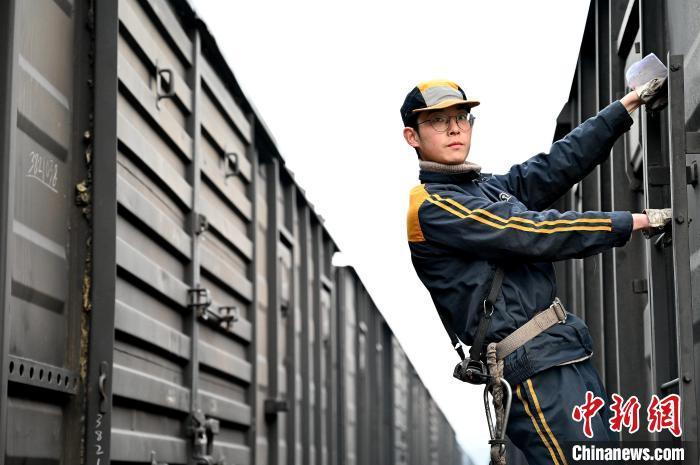 李宗真在工作中。　 邓文鑫 摄