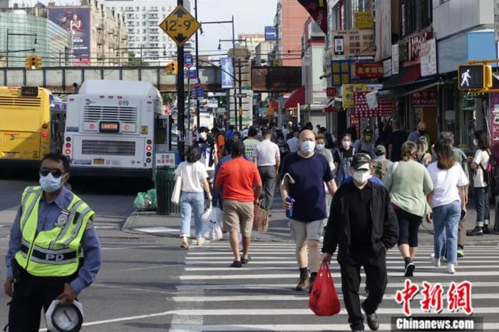 美国纽约法拉盛华人社区街头的行人。中新社记者 廖攀 摄