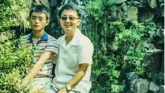 “天才儿子”少年时与父亲的合影。图源 互联网 