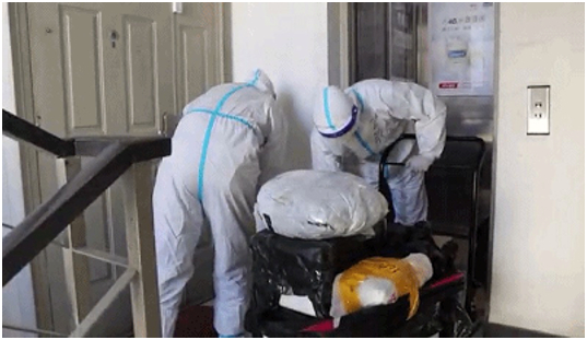 物业人员为小区居民配送物资，同时带走垃圾。图片来源 受访者供图