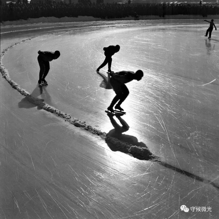 上个世纪50年代，几名速度滑冰选手正在冰场上练习。中青报老照片