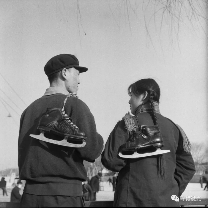 1959年1月，北京，北海公园，两名青年身背冰鞋准备去溜冰。铁矛/摄