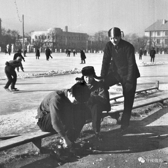 上个世纪50年代，哈尔滨橡胶厂的青年工人们在南岗冰场滑冰。中青报老照片