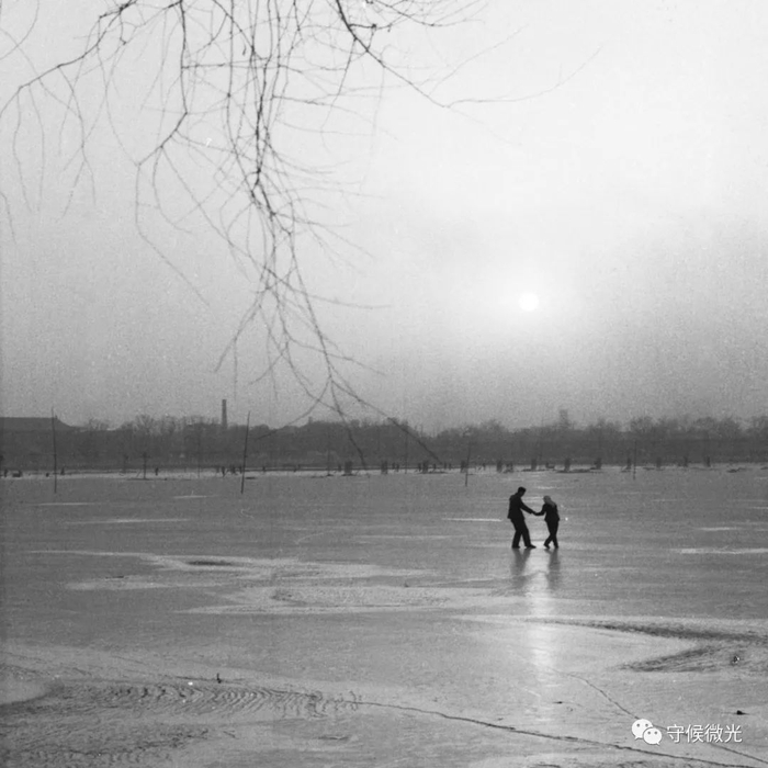 1959年1月，北京，两名年轻人在冰上共舞。铁矛/摄