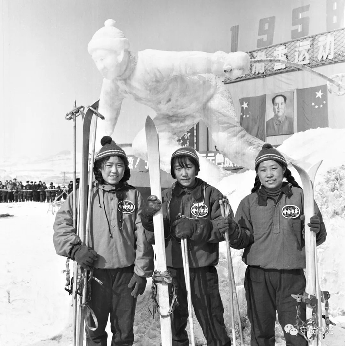 1958年，全国学生滑雪运动会上，来自呼伦贝尔的蒙古族姑娘。贾化民/摄