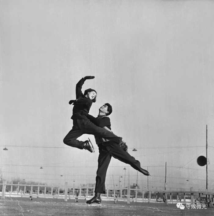 1958年，两名青年在冰上练习花样滑冰动作。舒野/摄