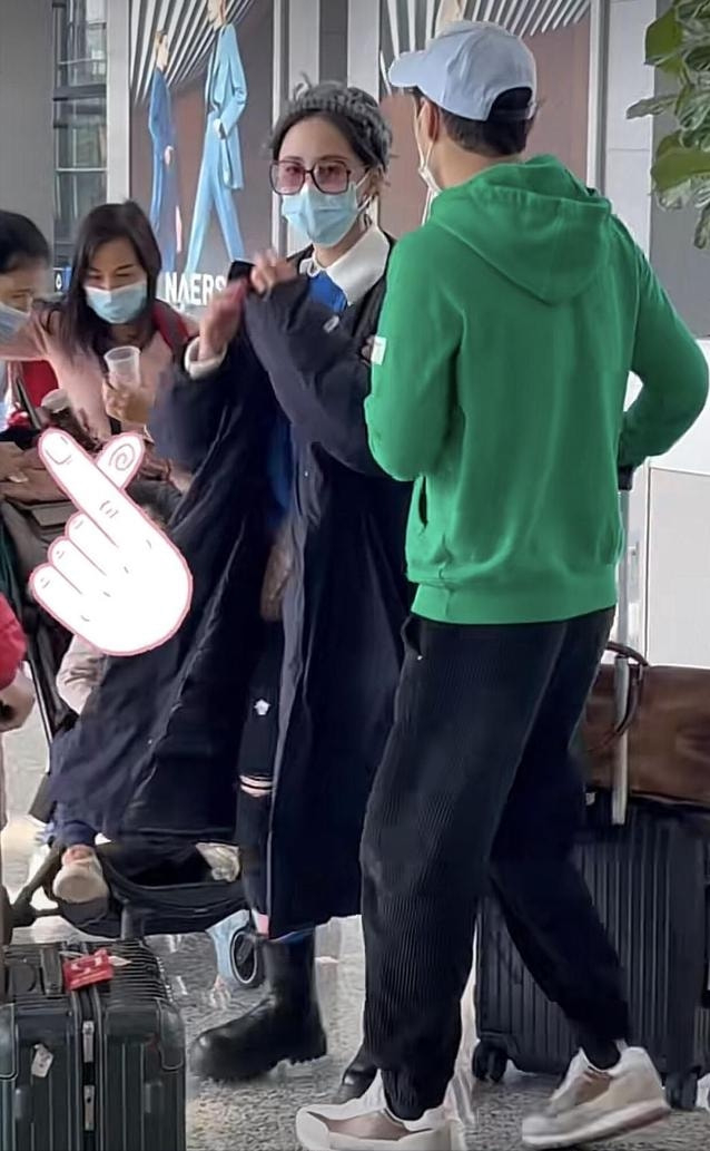 王石跟娇妻穿情侣服出游，一家三口隔老远，袁弘家手牵手很幸福！-王石的媳妇