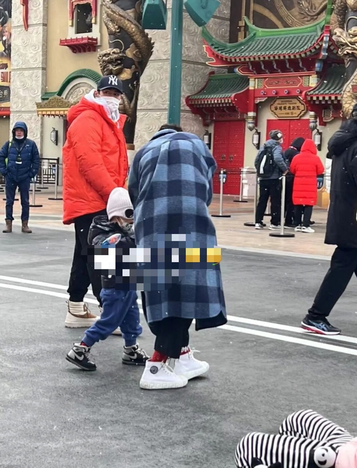 王石跟娇妻穿情侣服出游，一家三口隔老远，袁弘家手牵手很幸福！-王石的媳妇
