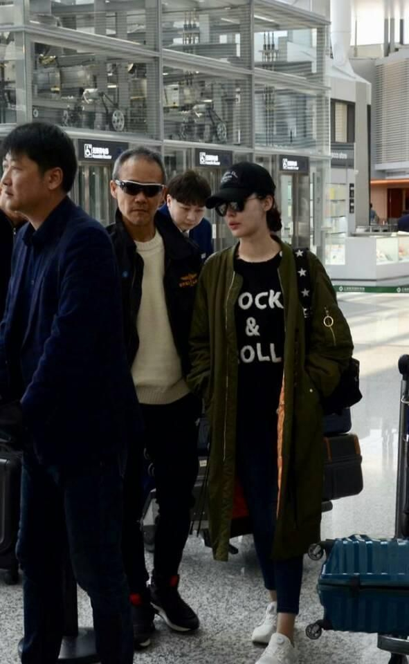 王石跟娇妻穿情侣服出游，一家三口隔老远，袁弘家手牵手很幸福！-王石的媳妇