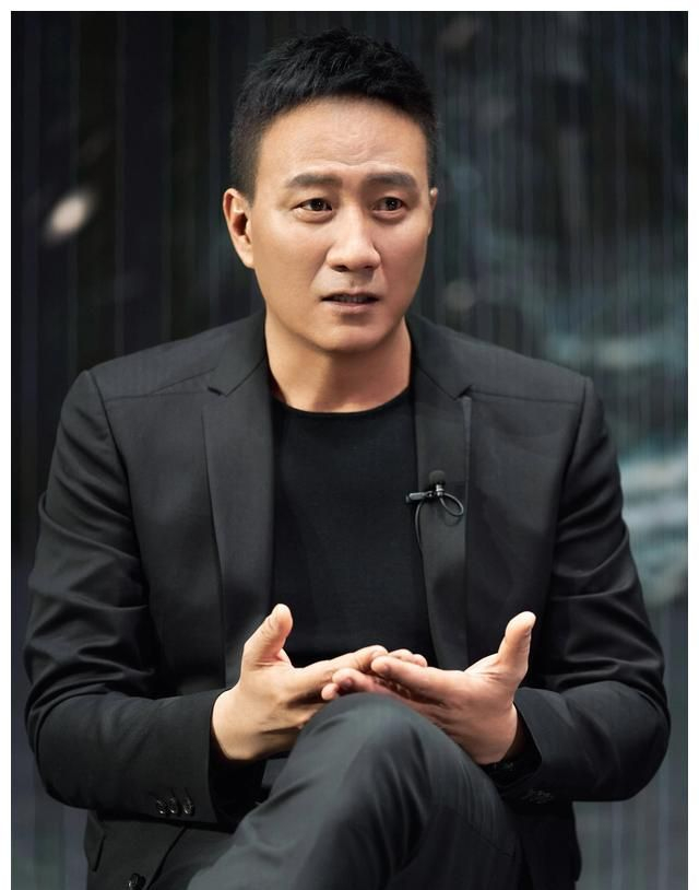 演员胡军，喝酒喝来个老婆，结婚22年零绯闻