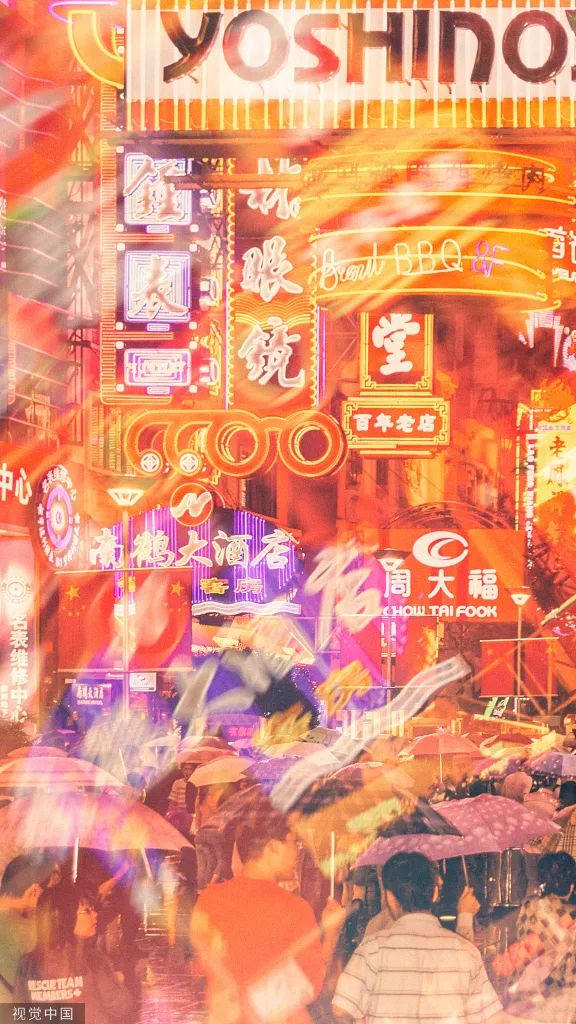 雨中南京路，霓虹闪烁