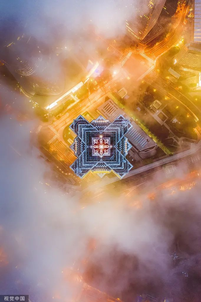 位于陆家嘴世纪大道88号，楼高88层，外形为8角结构