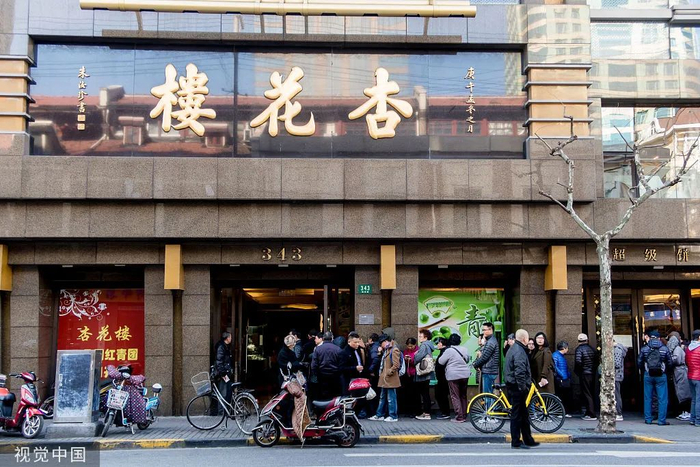 杏花楼老字号，买青团的长队