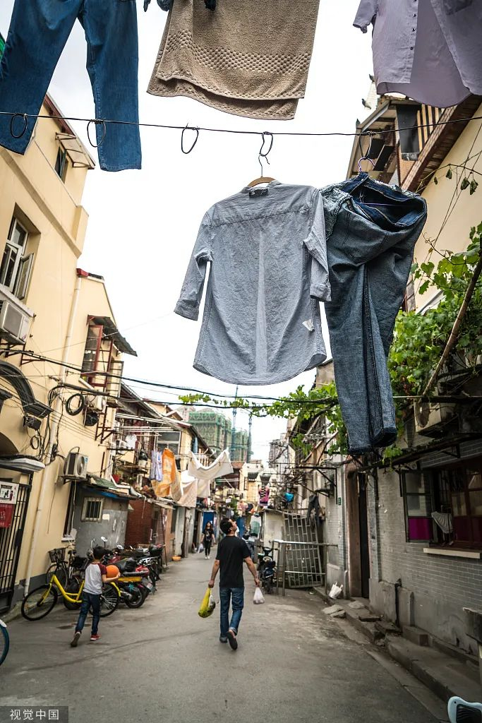 弄堂里晾晒的衣物