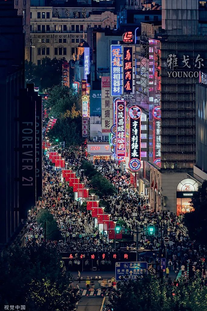 穿梭在南京路上的人流