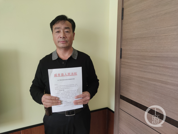 ▲1月22日，楚长亮接受上游新闻记者采访时表示，一想到咸丰县政府不愿给钱还把他抓去坐牢，就不会放弃要债。他死了，儿子继续要。摄影/上游新闻记者&nbsp; 沈度