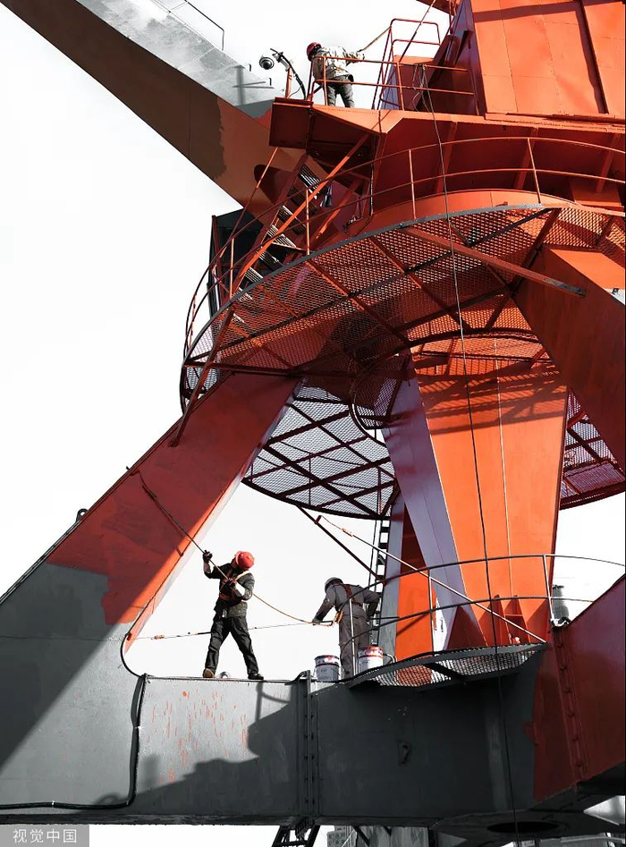 码头起重机上的工人