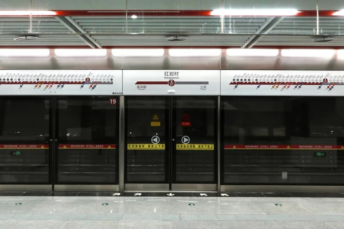 站台 龚浩月 摄