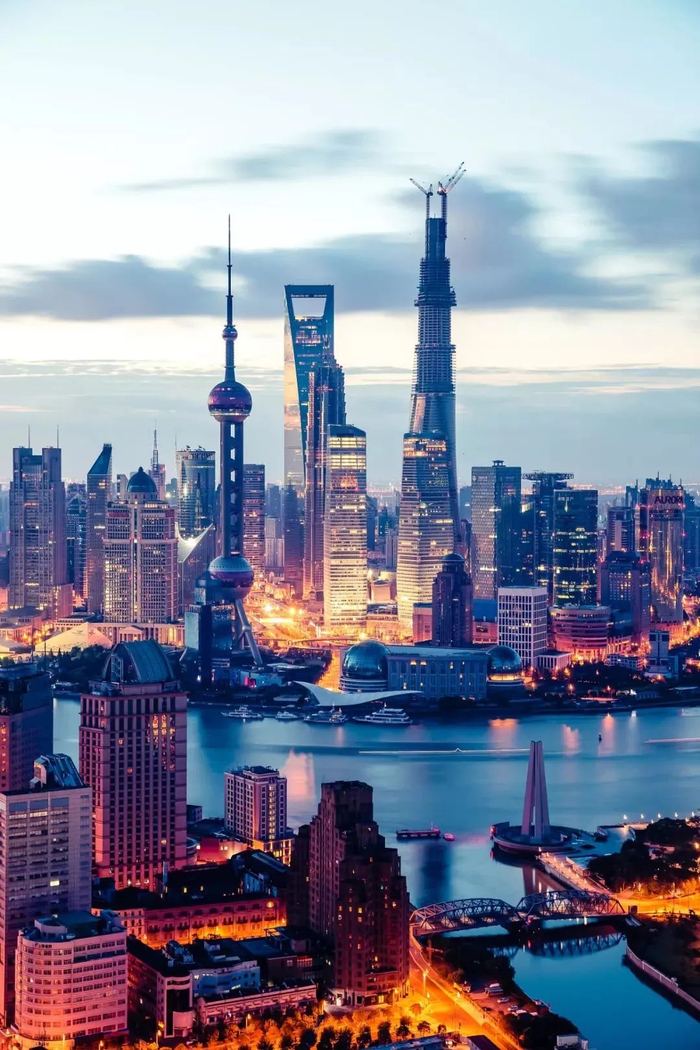 苏州河穿过外白渡桥流向黄浦江