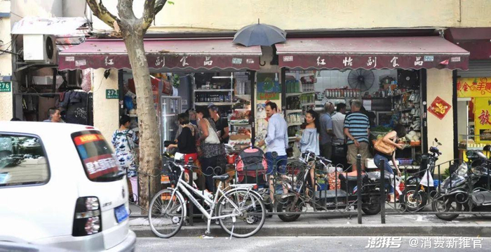 位于乌鲁木齐中路上的红峰副食品商店，店内丰富实惠的西餐食材吸引了许多外国顾客，还登上过《纽约时报》图片来源：人间少数派