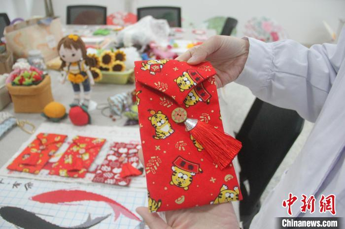 “休养员”的作品。　林波 摄