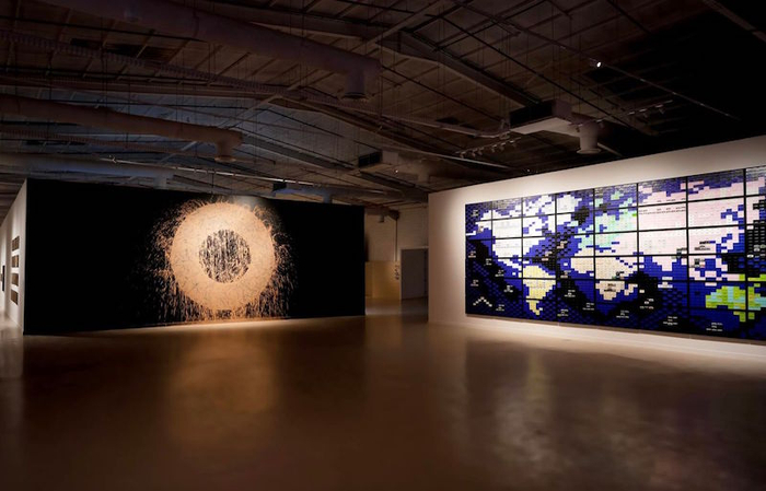 左：《红土圈》 右： 《精神食粮的“世界地图”》