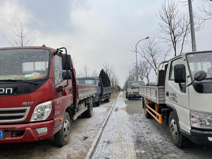 石各庄村周围随处可见的大货车,多为运输沙子水泥建筑垃圾等。澎湃新闻记者 柳婧文 图。