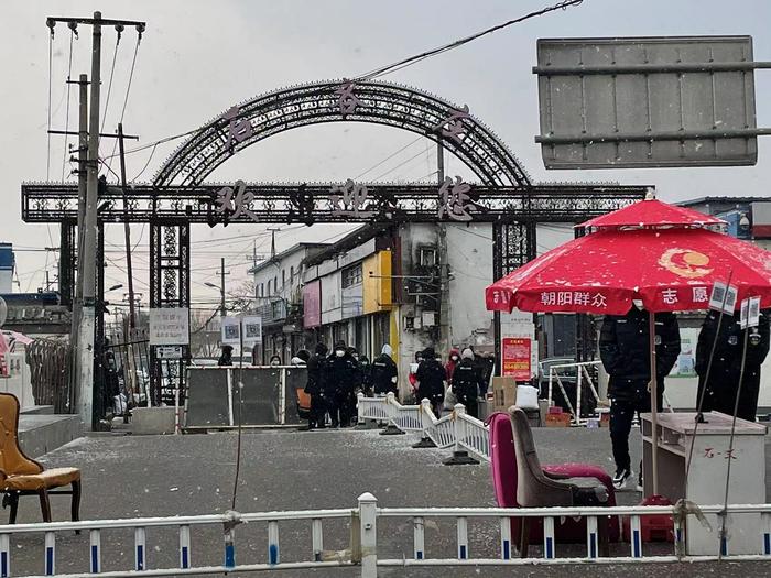 2022年1月20日,北京石各庄村。疫情防控的关系,目前只有北门和南门对村民开放,只进不出。澎湃新闻记者 柳婧文 图。