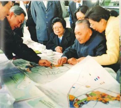 1991年2月，邓小平在上海听取关于浦东开发情况的汇报